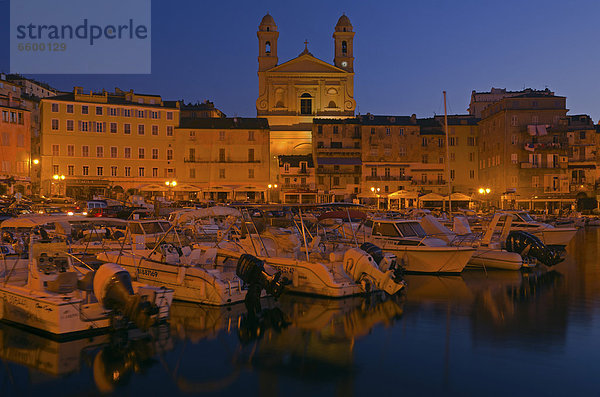 Vieux Port  alter Hafen von Bastia  mit beleuchteter Kirche Saint Jean-Baptiste hinten  zur Abenddämmerung  Saint Joseph  Bastia  Haute-Corse  Korsika  Frankreich  Europa