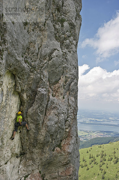 Kletterer in der Kampenwand  hinten der Chiemsee  Chiemgau  Bayern  Deutschland  Europa