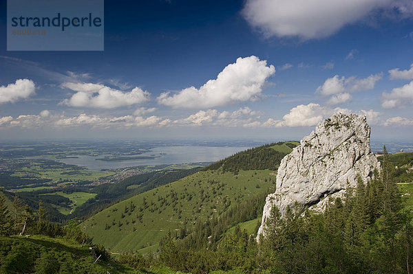 Kampenwand  hinten der Chiemsee  Chiemgau  Bayern  Deutschland  Europa