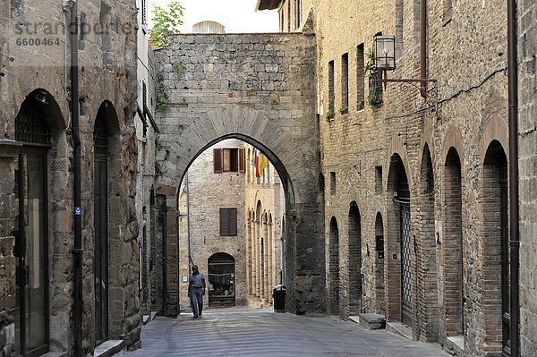 Häuserreihe  enge Gasse  mittelalterlicher Stadtkern  Altstadt San Gimignano  Toskana  Italien  Europa