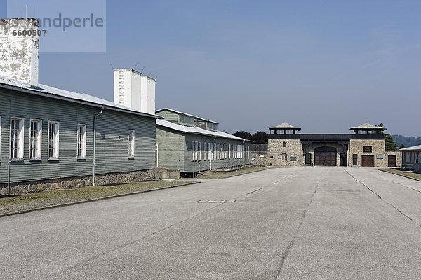 Baracke und Eingangstor im Konzentrationslager Mauthausen  Perg  Oberösterreich  Österreich  Europa