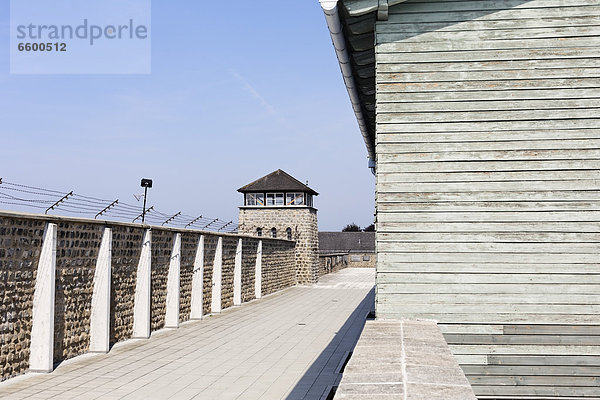 Baracke und Wachturm im Konzentrationslager Mauthausen  Perg  Oberösterreich  Österreich  Europa