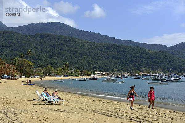 Touristen am Strand Enseada do Abraao  Ilha Grande  Bundesstaat Rio de Janeiro  Brasilien  Südamerika