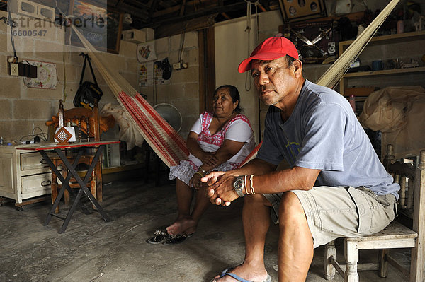 sitzend Mann arbeiten Wohnhaus Einfachheit Nordamerika Mexiko Abfall lateinamerikanisch Cancun Quintana Roo Halbinsel Yucatan