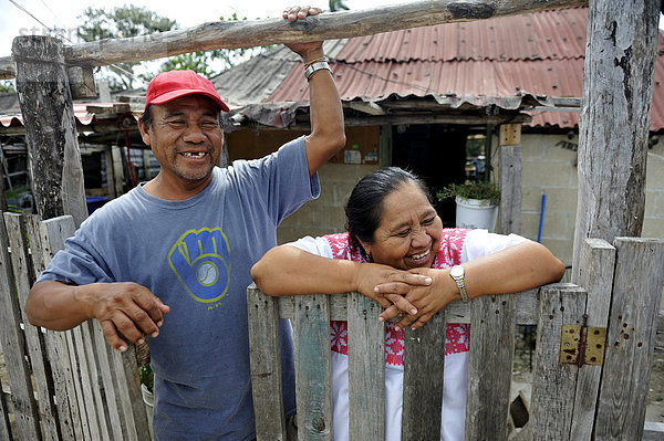 Mann und Frau  lachend am Gartentor  Cancun  Halbinsel Yucatan  Bundesstaat Quintana Roo  Mexiko  Lateinamerika  Nordamerika