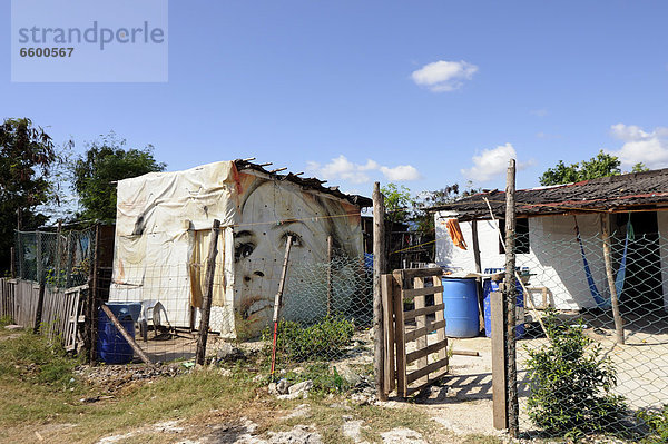 Werbeplakat mit weiblichem Model dient in einem Armenviertel als Außenwand einer ärmlichen Hütte  Cancun  Halbinsel Yucatan  Bundesstaat Quintana Roo  Mexiko  Lateinamerika  Nordamerika