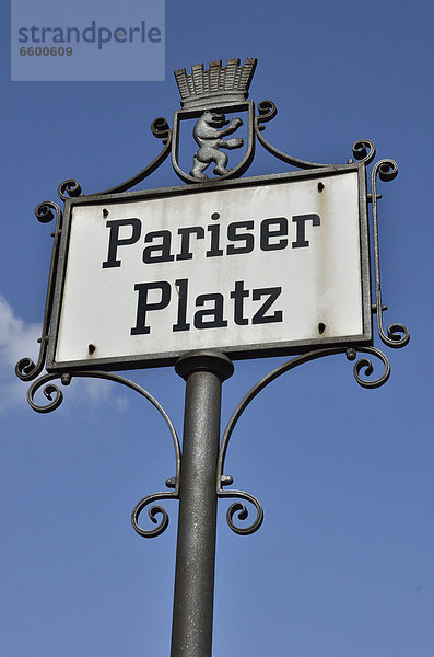 'Schild ''Pariser Platz''  am Pariser Platz  Berlin  Deutschland  Europa'
