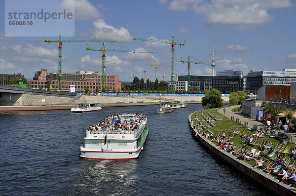 Ausflugsboot auf der Spree  Reichstagsufer  Spreebogen  Regierungsviertel  Berlin  Deutschland  Europa  ÖffentlicherGrund