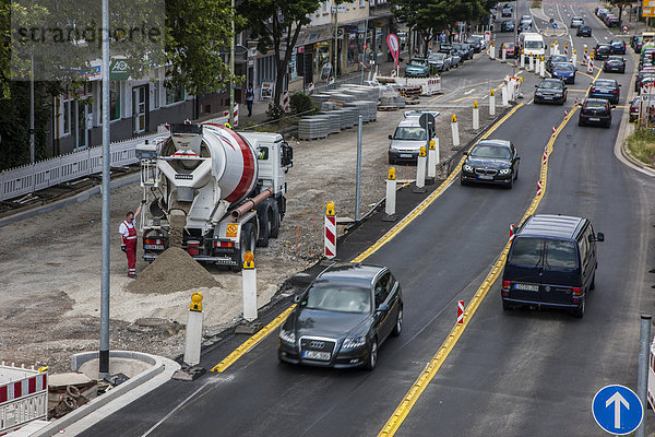 Innerstädtische Straßenbauarbeiten  Erweiterung  Ausbau einer Straße  im Universitätsviertel von Essen  Nordrhein-Westfalen  Deutschland  Europa