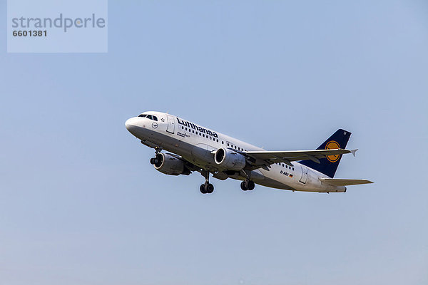 Lufthansa  Airbus A319-100 nach dem Start vom Flughafen Düsseldorf  Nordrhein-Westfalen  Deutschland  Europa