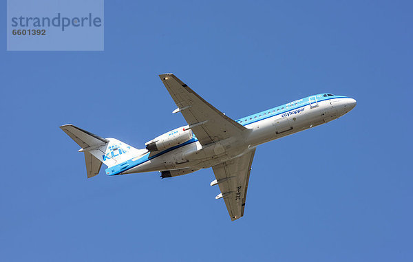 KLM  Cityhopper  Fokker 70  nach dem Start vom Flughafen Düsseldorf  Nordrhein-Westfalen  Deutschland  Europa
