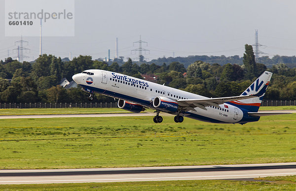 SunExpress  Boeing 737-800  nach dem Start vom Flughafen Düsseldorf  Nordrhein-Westfalen  Deutschland  Europa