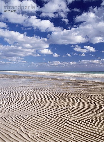 niedrig  nebeneinander  neben  Seite an Seite  Strand  Gezeiten  Sand  Muster