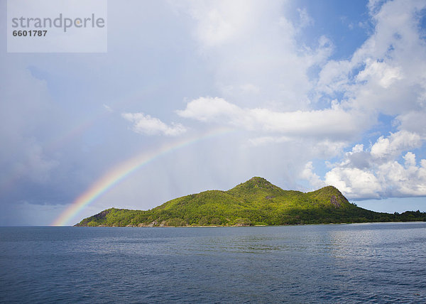 Regenbogen über der Insel Sainte Anne im Sainte Anne Marine National Park  Mahe  Seychellen  Afrika  Indischer Ozean