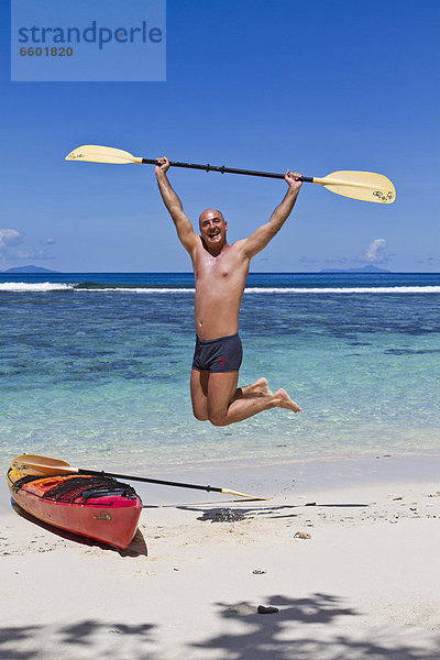 Mann Fröhlichkeit halten springen Paddel Himmel 45-50 Jahre 45 bis 50 Jahre Indischer Ozean Indik