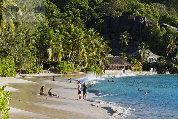 Der Strand an der Anse Takamaka mit Restaurant und Villas Chez Batista  Süd-Mahe  Insel Mahe  Seychellen  Afrika  Indischer Ozean