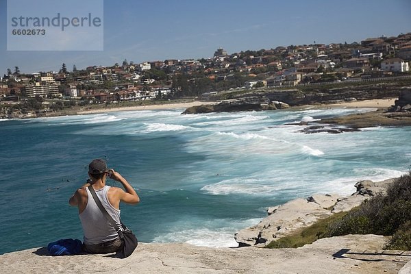 Felsbrocken  sitzend  Mann  sehen  über  Bucht
