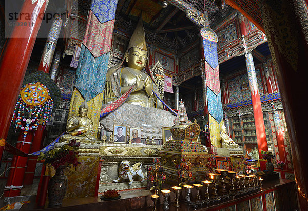 Tibetischer Buddhismus  vergoldete Buddhastatue  Kloster Wutun Si  Tongren  Repkong  Qinghai  ehemals Amdo  Tibet  China  Asien