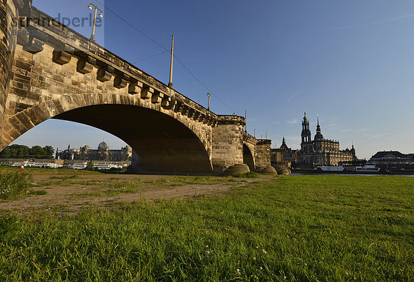 Elbflorenz  Augustus-Brücke über Elbe mit Hofkirche  Kunstakademie  Brühlscher Terrasse und Frauenkirche  Dresden  Sachsen  Deutschland  Europa