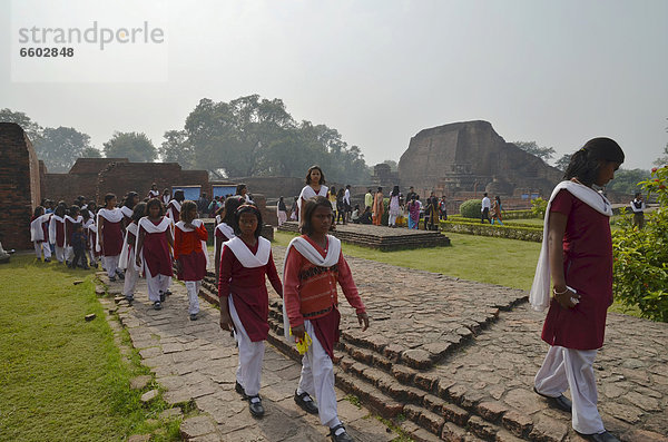 Indische Schülerinnnen besichtigen archäologische Stätte und bedeutendes buddhistisches Pilgerziel  Ruinen der alten Universität von Nalanda  Ragir  Bihar  Indien  Asien