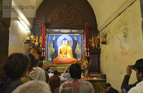 'Buddhisten mit Buddhastatue  Ort der Erleuchtung oder des Erwachens  ''Bodhi'' von Siddhartha Gautama  Mahabodhi-Tempel  Bodhgaya  Bihar  Indien  Asien'