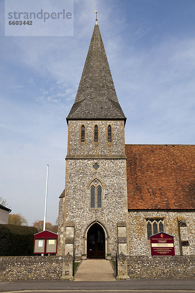 St. Peter's Church  Kirchenturm mit Dachschindeln  Stockbridge  Hampshire  England  Großbritannien  Europa