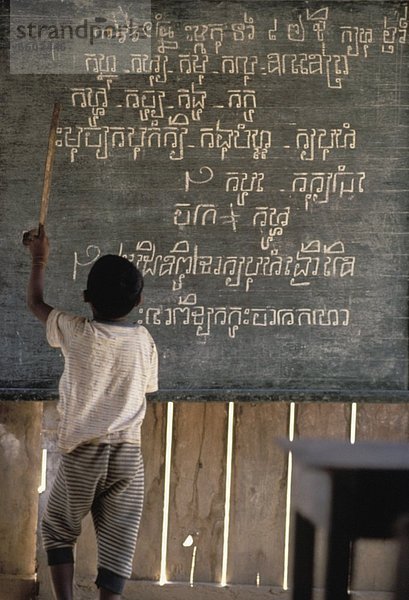Ländliches Motiv  ländliche Motive  schreiben  zeigen  Junge - Person  Schule  Schreibtafel  Tafel