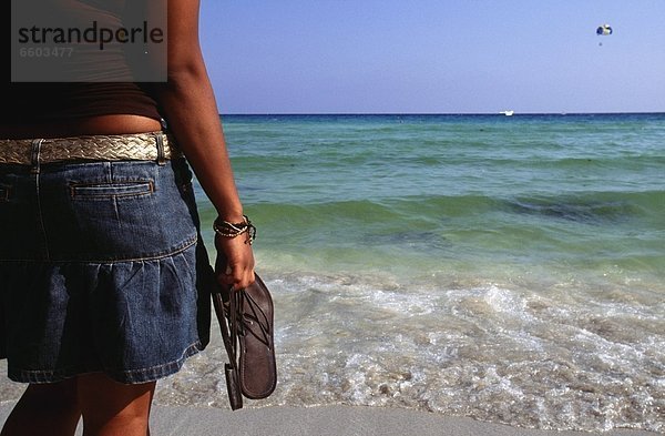stehend  Strand  Sandale  Mädchen  Zypern