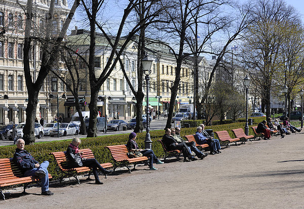 Menschen auf Sitzbänken  Helsinki  Finnland  Europa