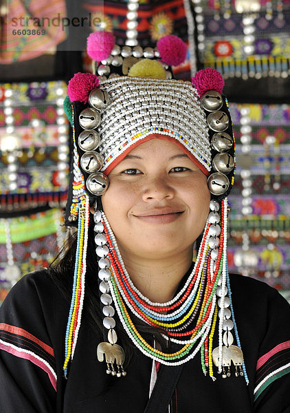 Frau vom Akha-Stamm mit traditioneller Kopfbedeckung  Chiang Rai  Thailand  Asien