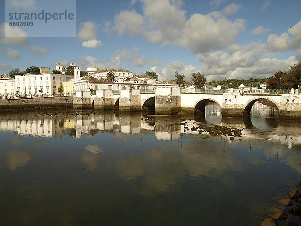 Die Altstadt und die Römerbrücke spiegeln sich im Fluss Gilao  Tavira  Algarve  Portugal  Europa