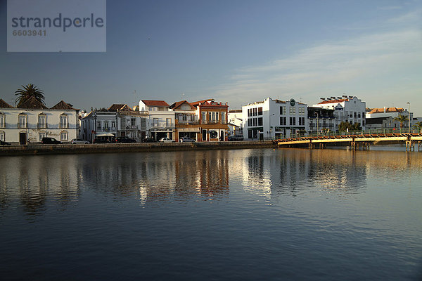 Patrizierhäuser von Tavira spiegeln sich im Fluss Gilao  Tavira  Algarve  Portugal  Europa