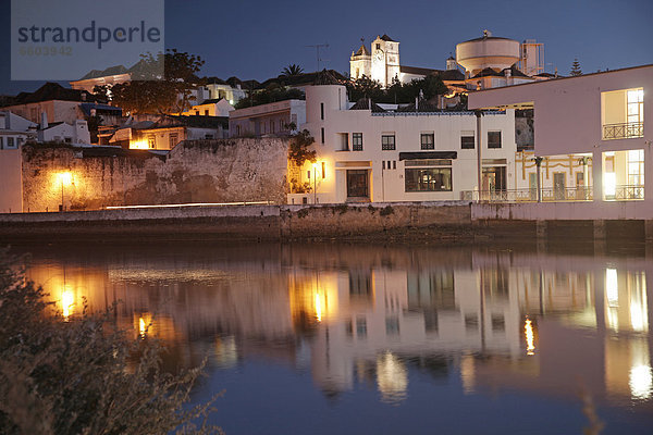 Die Lichter der Altstadt spiegeln sich im Fluss Gilao  Tavira  Algarve  Portugal  Europa