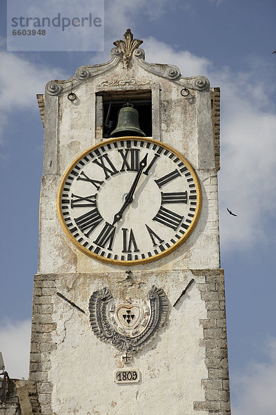 Kirchturm und Uhr der Kirche Santa Maria do Castelo in der Altstadt von Tavira  Algarve  Portugal  Europa