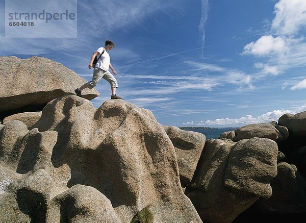 Felsbrocken  Frau  über  Anordnung  springen  Flachwinkelansicht  wandern