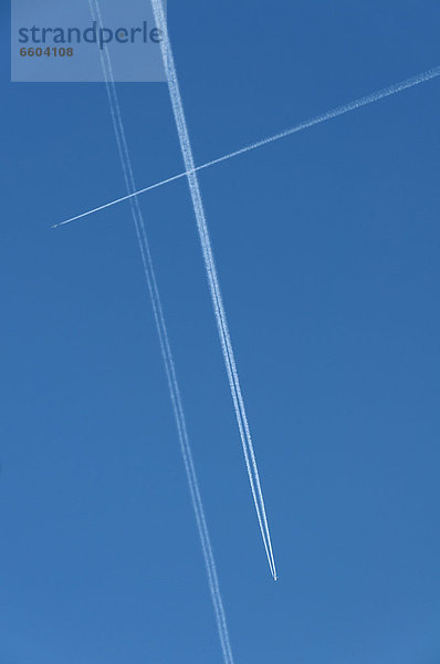 Flugzeuge mit Kondensstreifen am Himmel