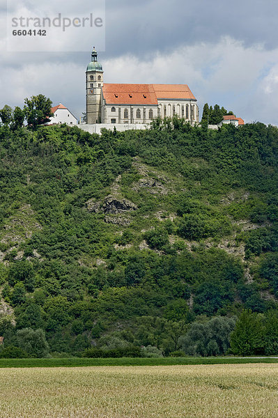 Wallfahrtskirche Sankt Maria Himmelfahrt  Bogenberg  Straubing-Bogen  Niederbayern  Bayern  Deutschland  Europa  ÖffentlicherGrund