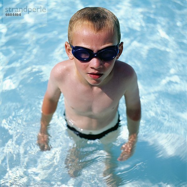 Junge - Person Schutzbrille Schwimmbad schwimmen