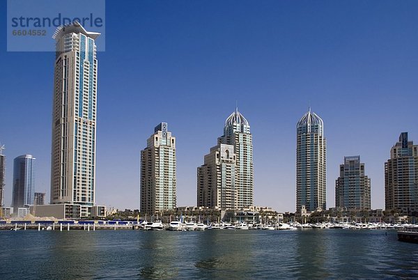 Motorjacht  Hochhaus  Jachthafen  Dubai