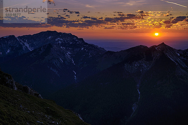 Abendsonne über Berggipfel  Kreuzspitze  Ettal  Ammergebirge  Bayern  Deutschland  Europa