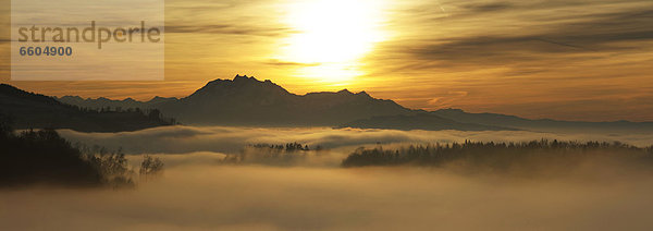 Panorama vom Pilatus über dem Nebelmeer  Walchwil  Schweiz  Europa