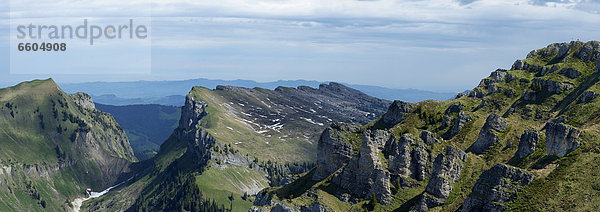 Sicht vom Niederhorn auf die Sieben Hengste  Interlaken  Schweiz  Europa