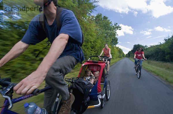 Frau  Mann  radfahren  2  jung  5-9 Jahre  5 bis 9 Jahre  Streitwagen