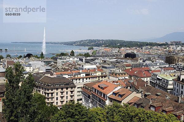 Blick auf den Genfersee mit Jet d'eau  Genf  Schweiz  Europa