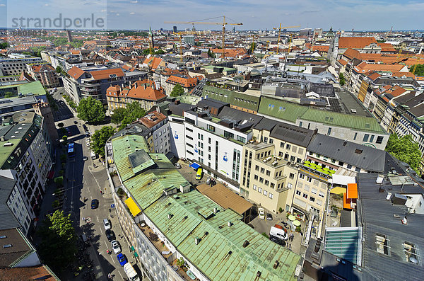 Blick vom Alten Peter über die Dächer von München  Oberbayern  Bayern  Deutschland  Europa