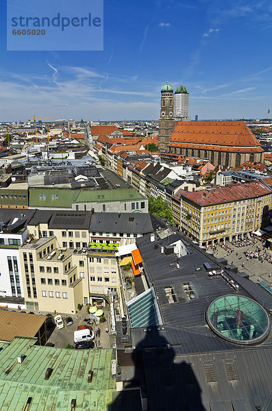 Blick vom Alten Peter über die Dächer von München mit der Frauenkirche rechts  Oberbayern  Bayern  Deutschland  Europa