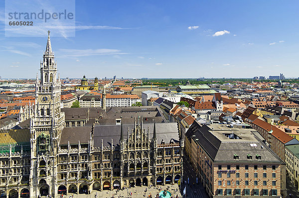 Blick vom Alten Peter auf Marienplatz und Neues Rathaus  München  Oberbayern  Bayern  Deutschland  Europa