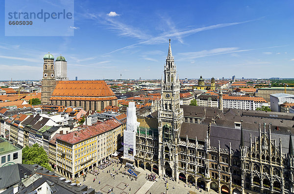 Blick vom Alten Peter auf Marienplatz Frauenkirche und Neues Rathaus  München  Oberbayern  Bayern  Deutschland  Europa