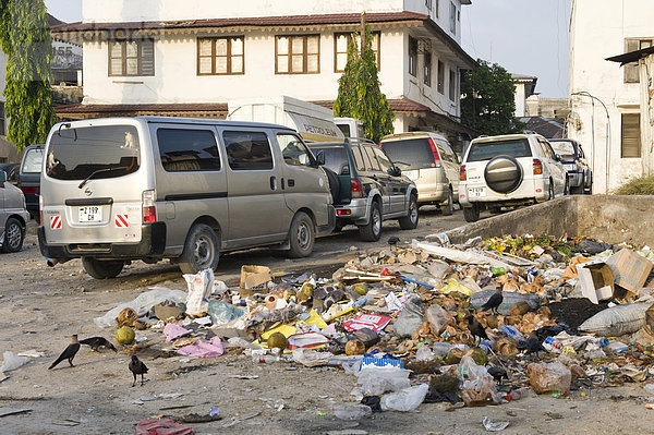 Abfall auf einem Parkplatz  Stone Town auf Sansibar  Tansania  Afrika