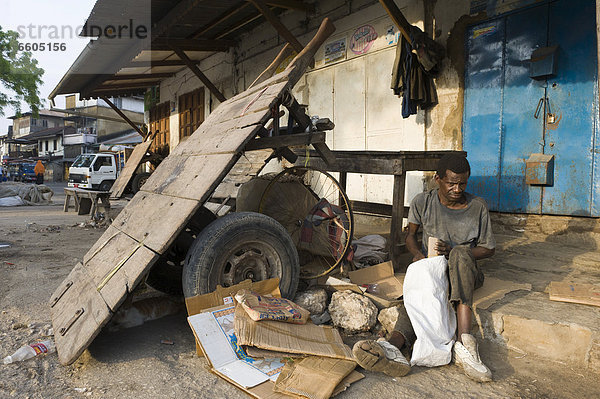 Obdachloser Mann  Stone Town auf Sansibar  Tansania  Afrika